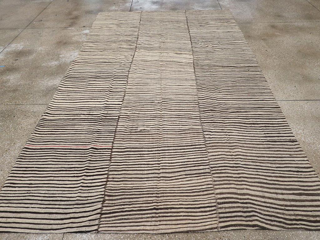 Questo tappeto persiano a trama piatta Rug & Kilim della metà del XX secolo, che misura 6' 9