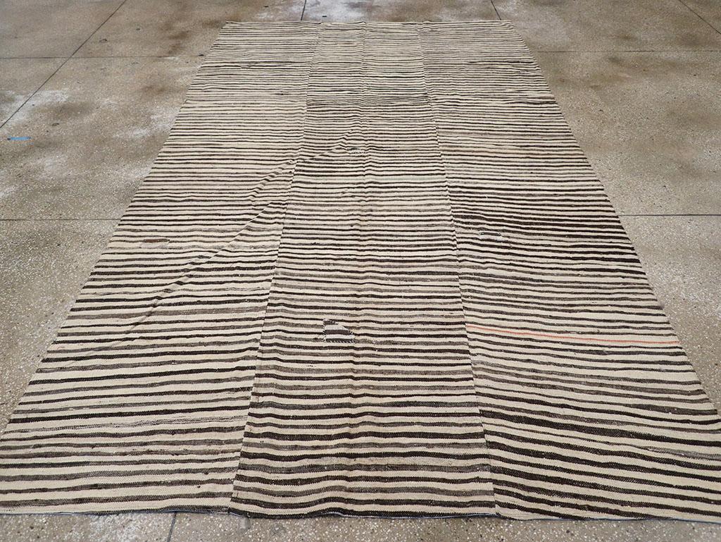 Questo tappeto persiano a trama piatta della metà del XX secolo, Rug & Kilim, misura 6' 9