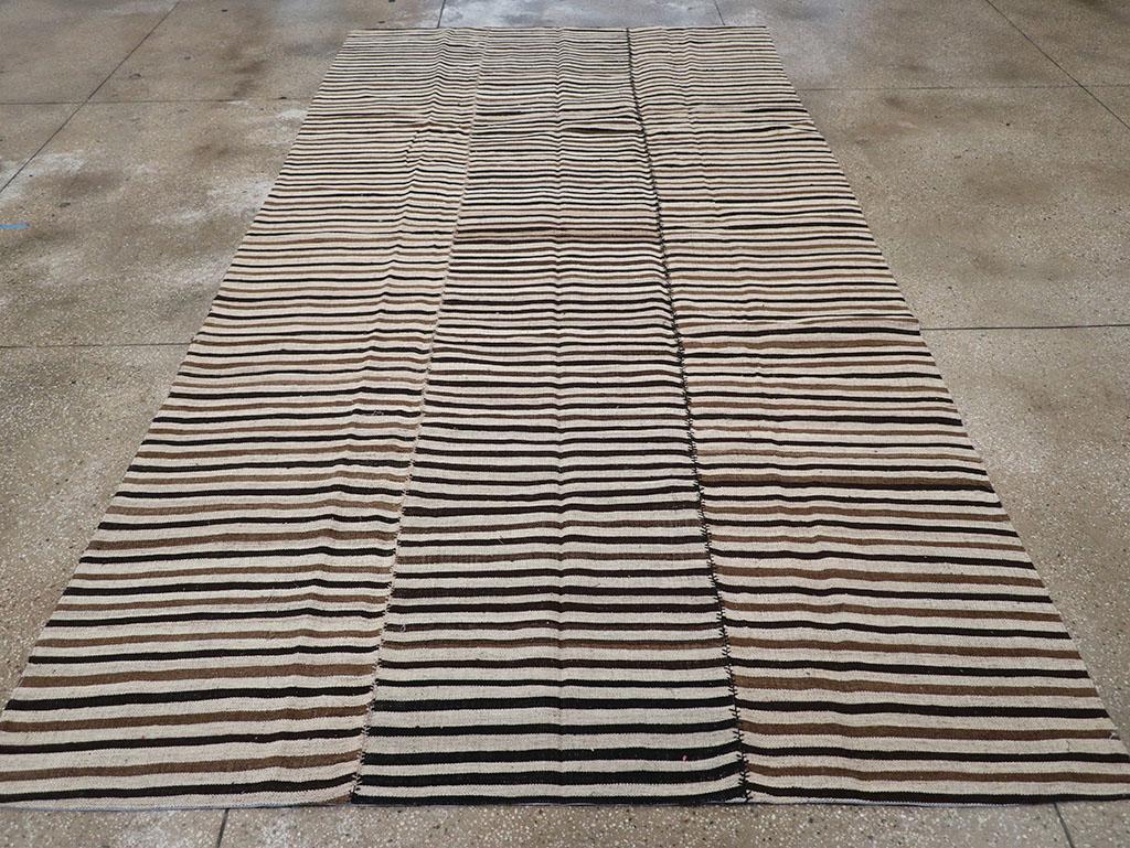 Questo tappeto persiano a tessitura piatta della metà del XX secolo, Rug & Kilim, misura 6' 10