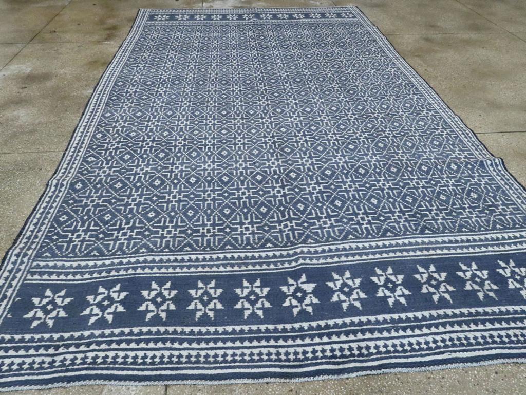 Un tappeto persiano a trama piatta Kilim da galleria realizzato a mano durante la metà del XX secolo  secolo.

Misure: 7' 6