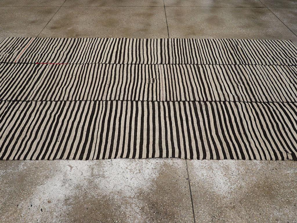 Tessuto a mano Tappeto persiano a trama piatta Kilim Gallery della metà del XX secolo in vendita