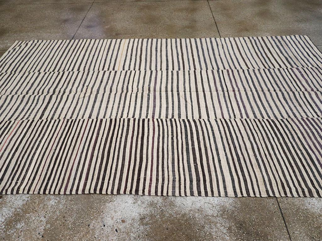 Tessuto a mano Tappeto persiano a trama piatta Kilim Gallery della metà del XX secolo in vendita
