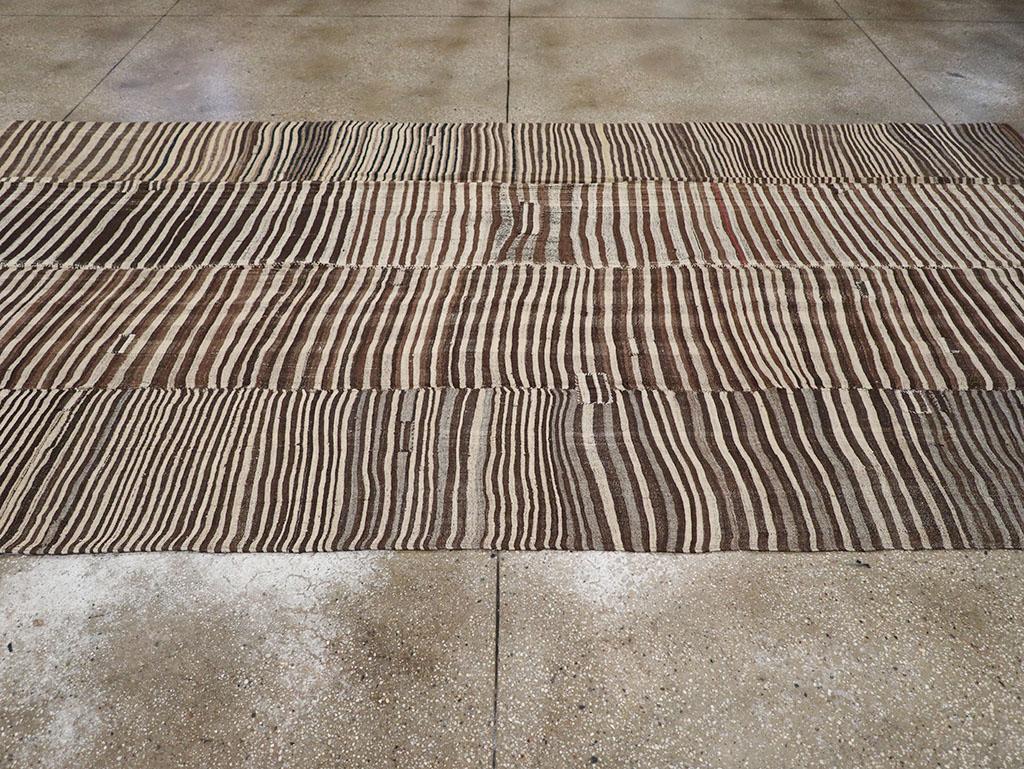 Tessuto a mano Tappeto persiano a trama piatta Kilim Gallery della metà del XX secolo in vendita