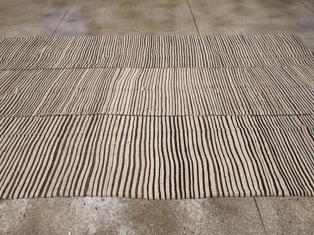 Tessuto a mano Tappeto persiano a trama piatta Kilim Gallery della metà del XX secolo in vendita