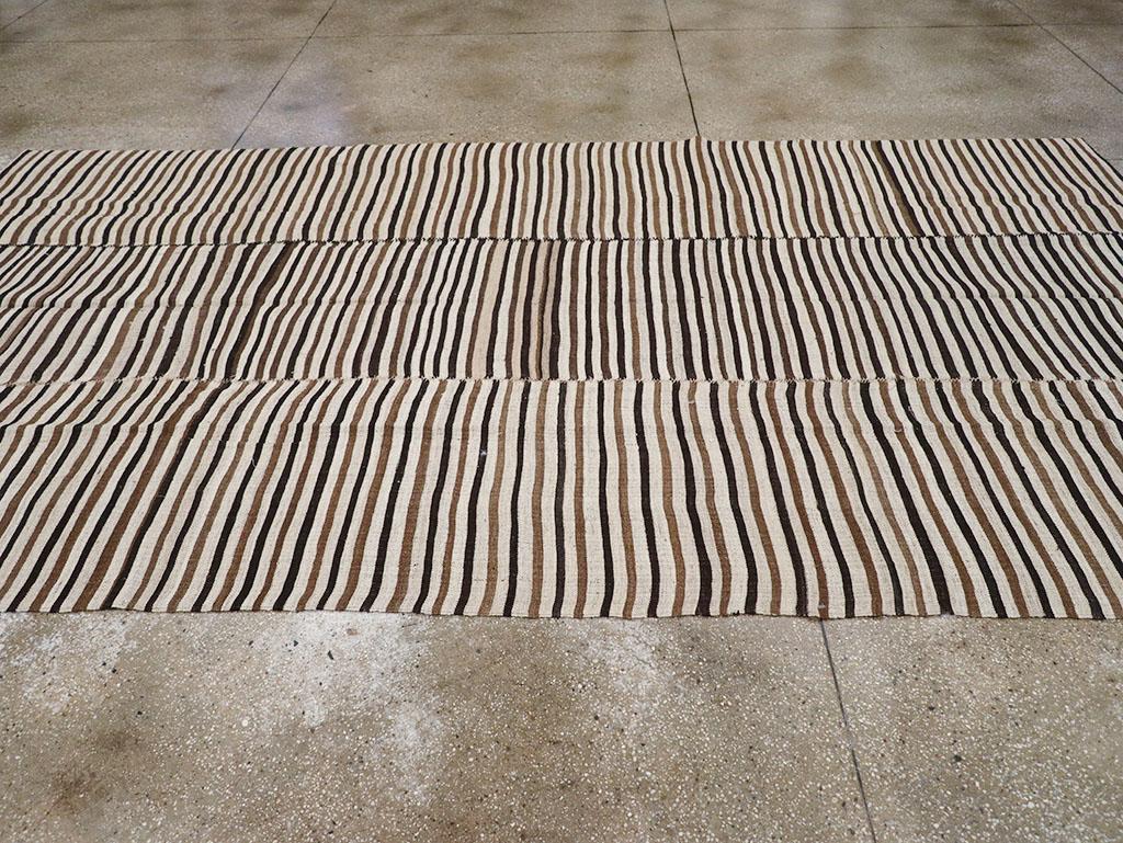 Tessuto a mano Tappeto persiano a trama piatta Kilim Gallery della metà del XX secolo in vendita