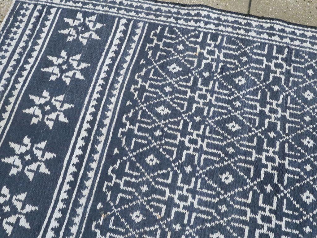 Annodato a mano Tappeto persiano a trama piatta Kilim Gallery della metà del XX secolo in vendita