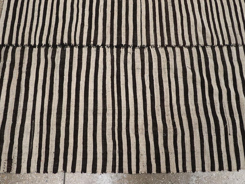 Tappeto persiano a trama piatta Kilim Gallery della metà del XX secolo In condizioni ottime in vendita a New York, NY