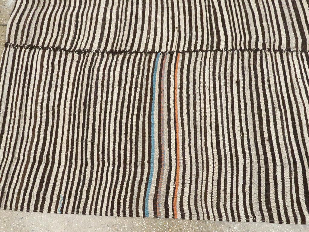 Tappeto persiano a trama piatta Kilim Gallery della metà del XX secolo In condizioni ottime in vendita a New York, NY
