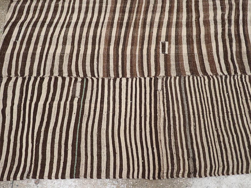 Tappeto persiano a trama piatta Kilim Gallery della metà del XX secolo In condizioni ottime in vendita a New York, NY