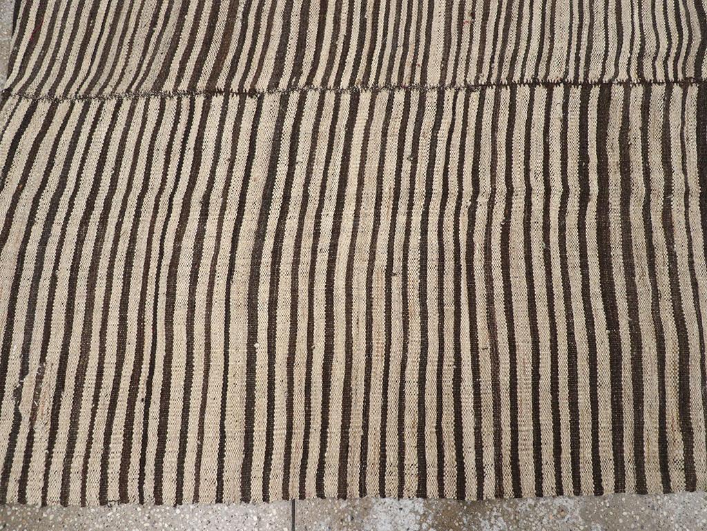 Tappeto persiano a trama piatta Kilim Gallery della metà del XX secolo In condizioni ottime in vendita a New York, NY