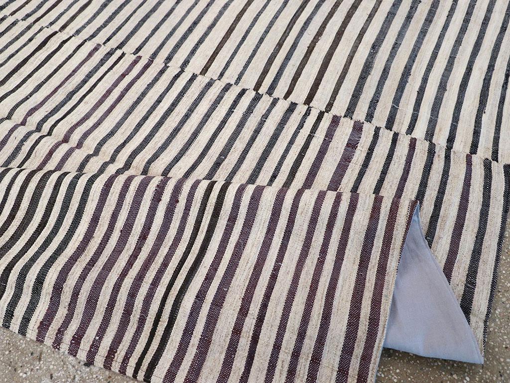 Tappeto persiano a trama piatta Kilim Gallery della metà del XX secolo in vendita 1