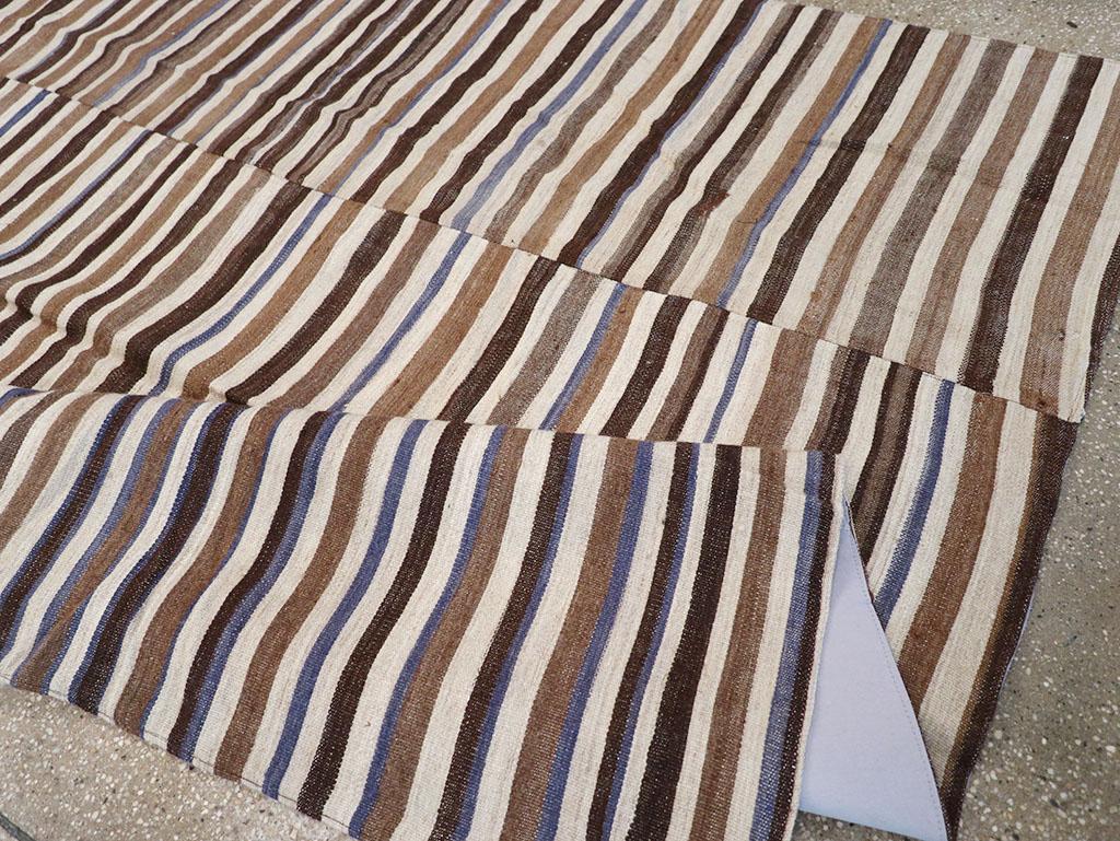 Tappeto persiano a trama piatta Kilim Gallery della metà del XX secolo in vendita 1