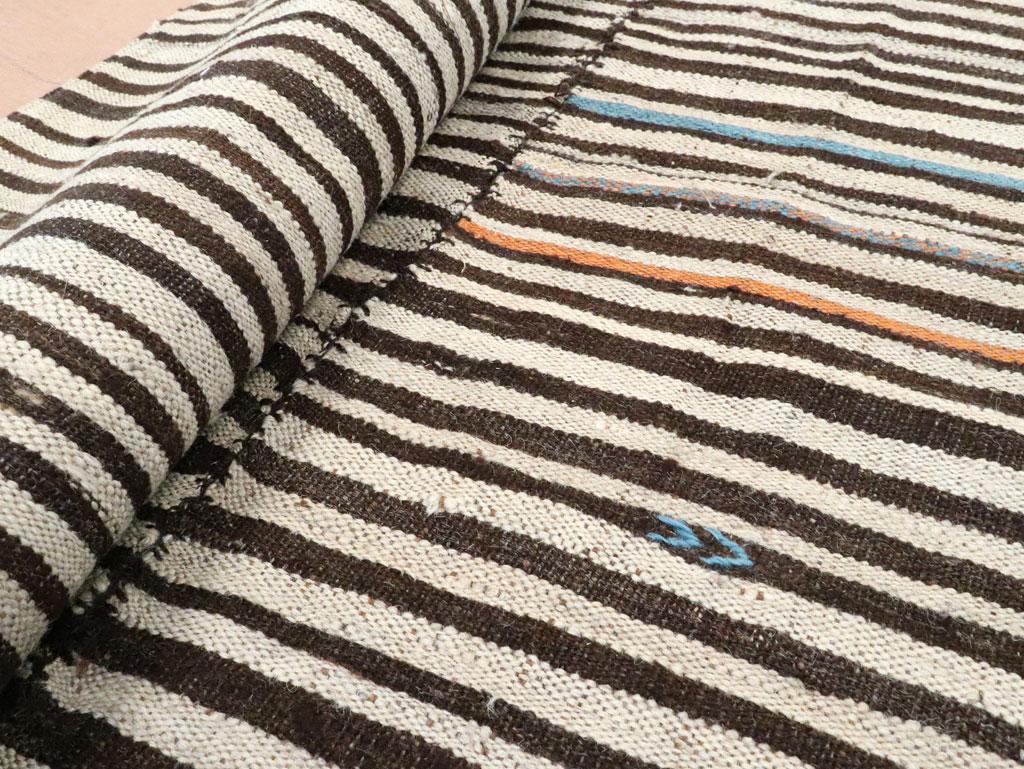 Tappeto persiano a trama piatta Kilim Gallery della metà del XX secolo in vendita 1