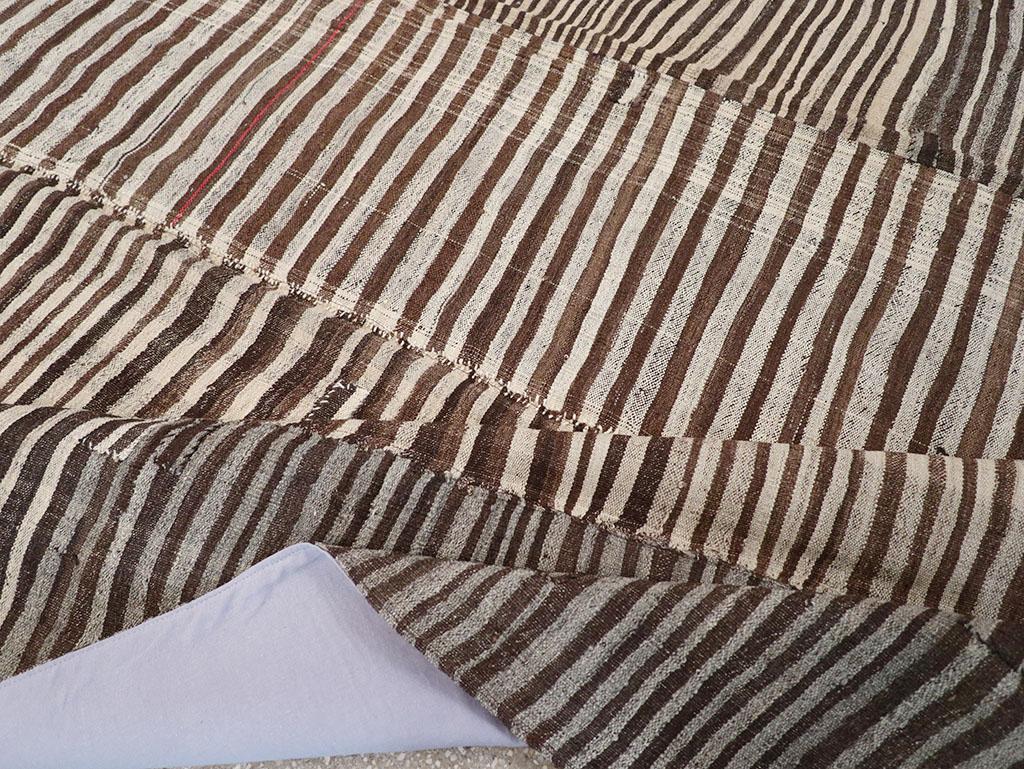 Tappeto persiano a trama piatta Kilim Gallery della metà del XX secolo in vendita 1