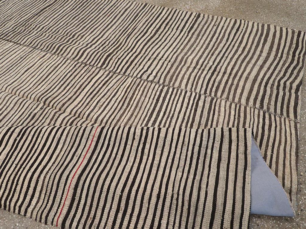 Tappeto persiano a trama piatta Kilim Gallery della metà del XX secolo in vendita 1