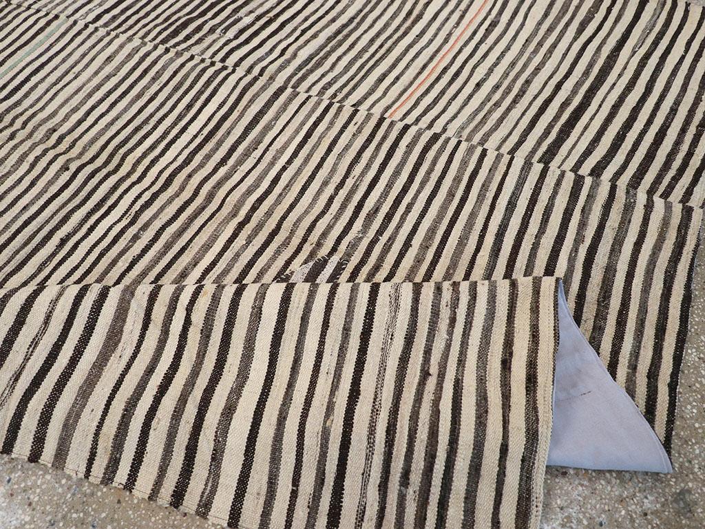 Tappeto persiano a trama piatta Kilim Gallery della metà del XX secolo in vendita 1