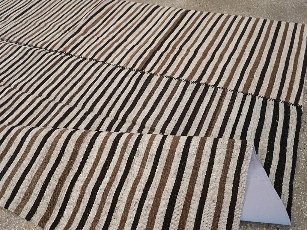Tappeto persiano a trama piatta Kilim Gallery della metà del XX secolo in vendita 1