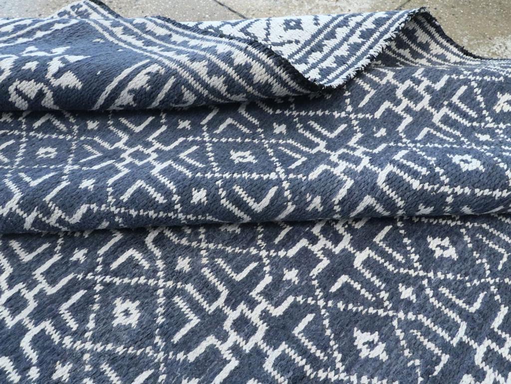 Tappeto persiano a trama piatta Kilim Gallery della metà del XX secolo in vendita 1