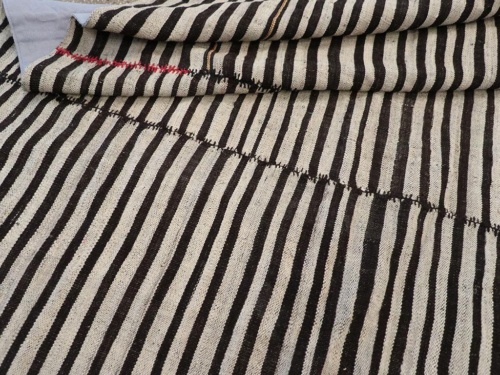 Tappeto persiano a trama piatta Kilim Gallery della metà del XX secolo in vendita 2