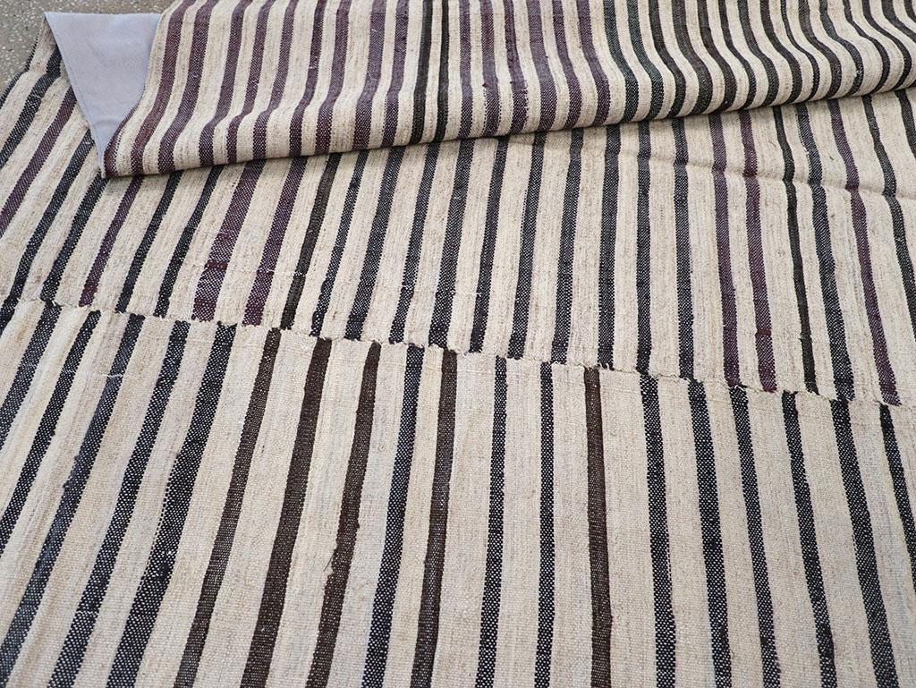 Tappeto persiano a trama piatta Kilim Gallery della metà del XX secolo in vendita 2
