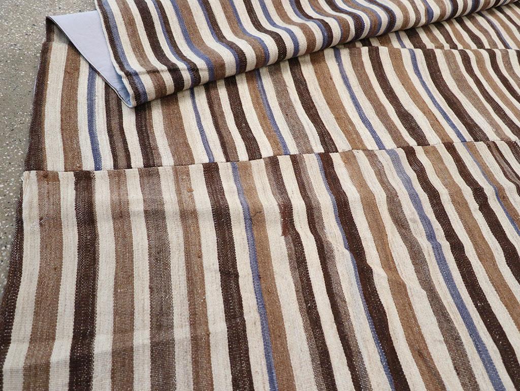 Tappeto persiano a trama piatta Kilim Gallery della metà del XX secolo in vendita 2