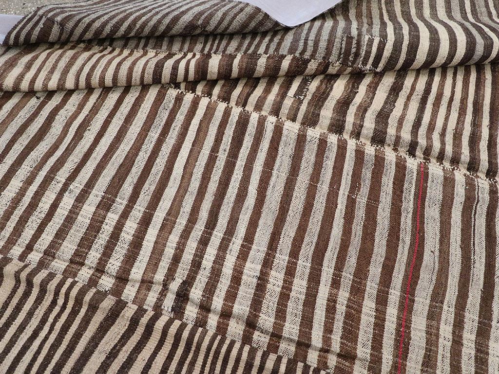 Tappeto persiano a trama piatta Kilim Gallery della metà del XX secolo in vendita 2