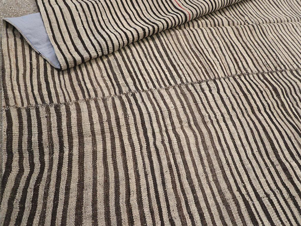 Tappeto persiano a trama piatta Kilim Gallery della metà del XX secolo in vendita 2
