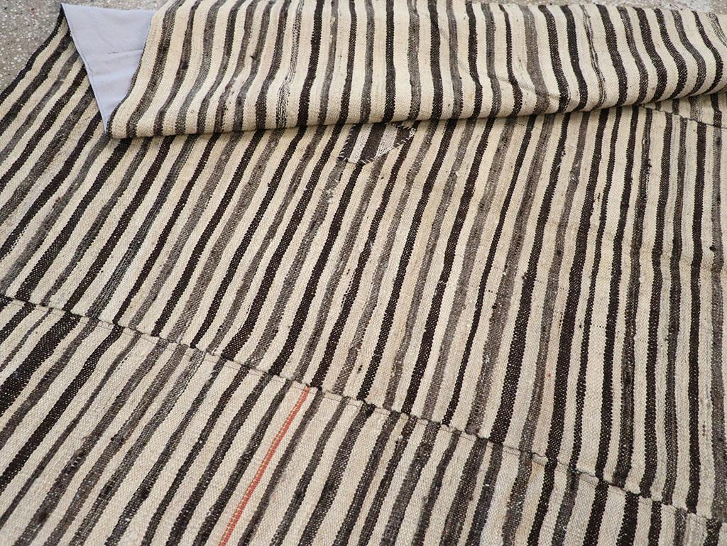 Tappeto persiano a trama piatta Kilim Gallery della metà del XX secolo in vendita 2