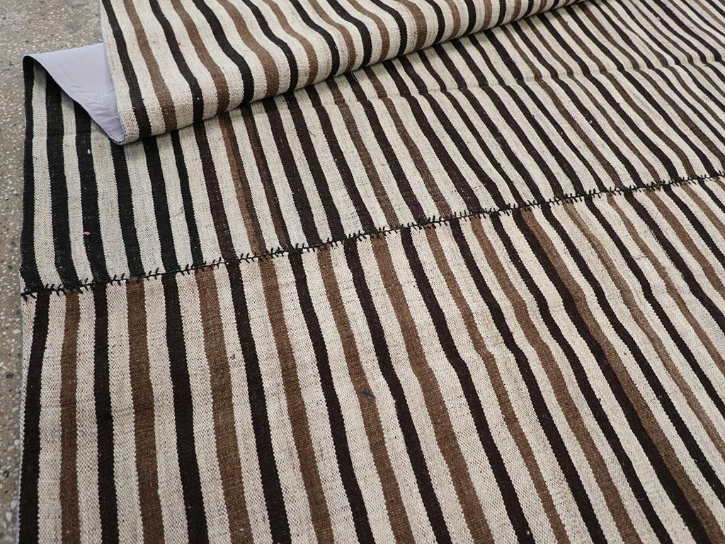 Tappeto persiano a trama piatta Kilim Gallery della metà del XX secolo in vendita 2
