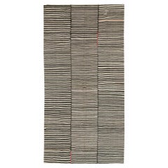 Tapis de galerie Kilim persan tissé à plat du milieu du 20e siècle