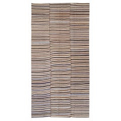 Tapis de galerie Kilim persan tissé à plat du milieu du 20e siècle