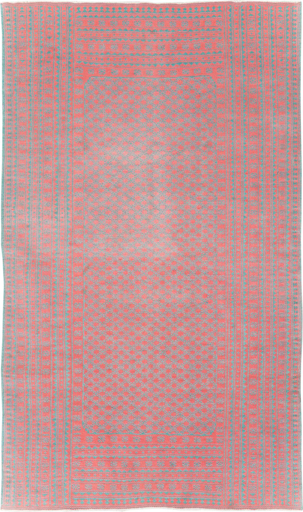 Ein Vintage Persian Flatweave Kilim Reversible Akzentteppich handgefertigt während der Mitte des 20. Jahrhunderts.

Maße: 5' 9