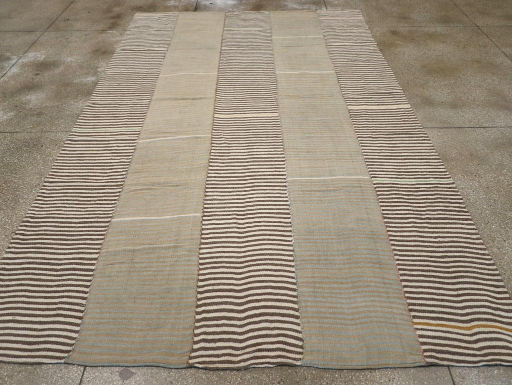 Dieser persische Flachgewebe-Kilim-Teppich aus der Mitte des 20. Jahrhunderts mit den Maßen 7' 10
