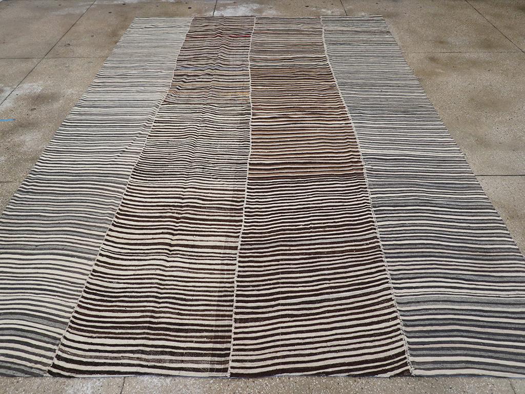 Dieser persische Flachgewebe-Kilim-Teppich aus der Mitte des 20. Jahrhunderts mit den Maßen 8' 8