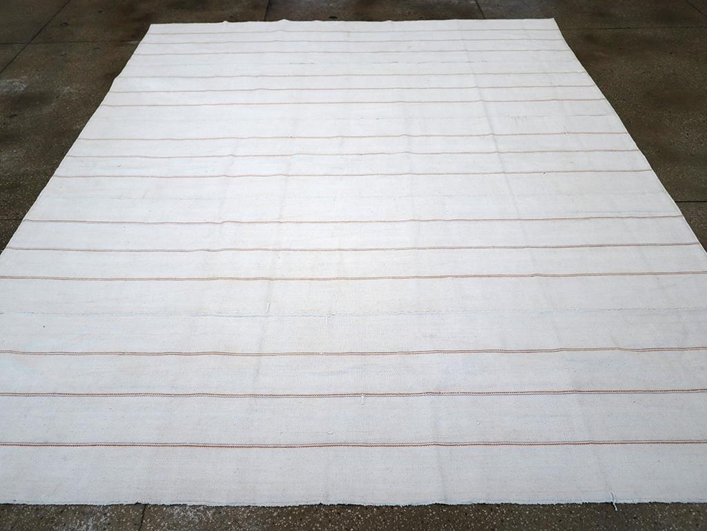 Dieser persische Flachgewebe-Kilim-Teppich aus der Mitte des 20. Jahrhunderts mit den Maßen 8' 6