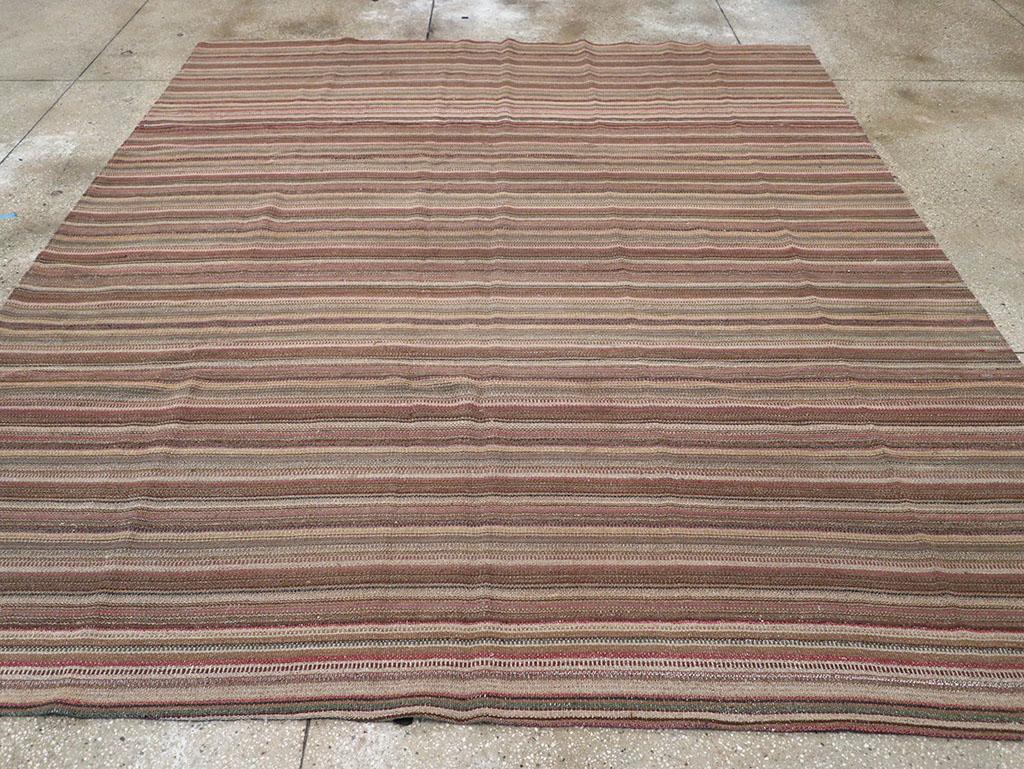 Dieser persische Flachgewebe-Kilim aus der Mitte des 20. Jahrhunderts mit den Maßen 9' 2