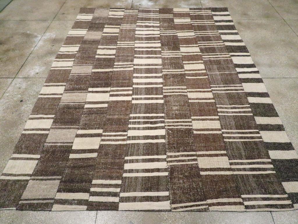 Dieser persische Flachgewebe-Kilim aus der Mitte des 20. Jahrhunderts mit den Maßen 9' 8