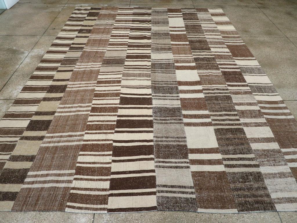Un tappeto persiano a trama piatta Kilim di dimensioni pari a quelle di una stanza, realizzato a mano nella metà del XX secolo.

Misure: 10' 9