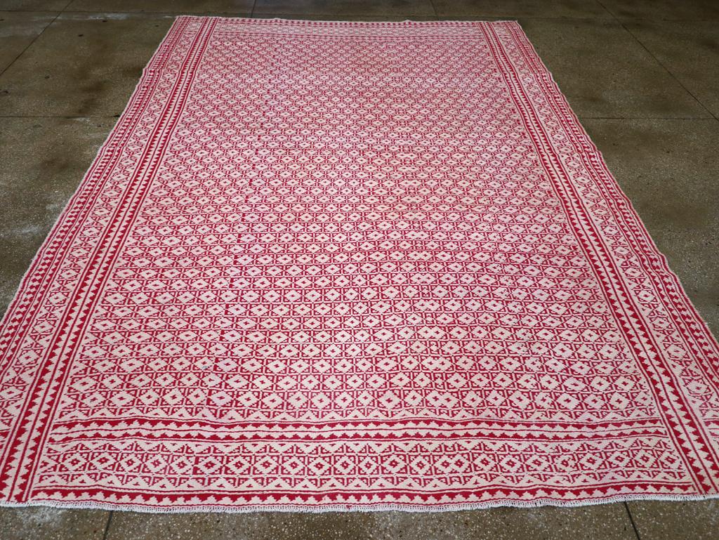 Tappeto persiano d'epoca a trama piatta Kilim per la camera, realizzato a mano nella metà del XX secolo.

Misure: 8' 7