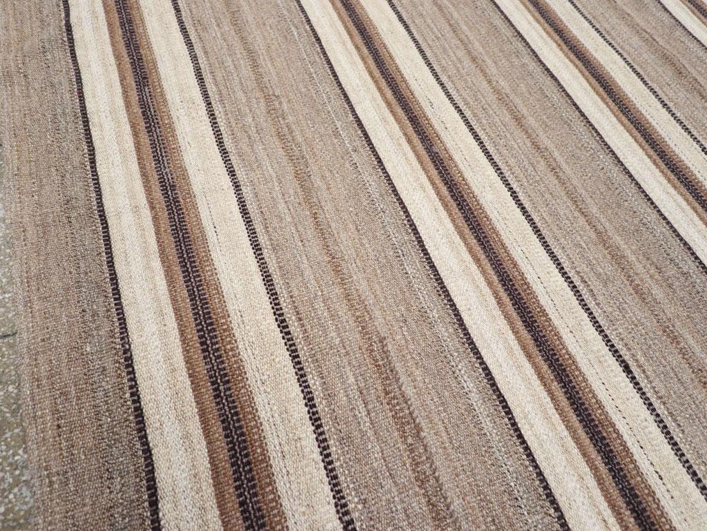 Alfombra Persa de Tejido Plano Kilim de mediados del siglo XX Tamaño Habitación Cuadrada Tejido a mano en venta