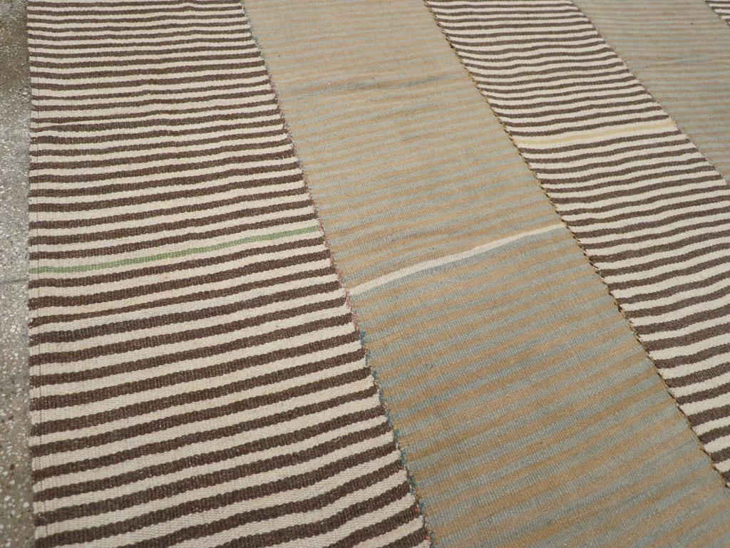 Mitte des 20. Jahrhunderts Persischer Flachgewebe-Kilim Teppich in Raumgröße (Kelim) im Angebot