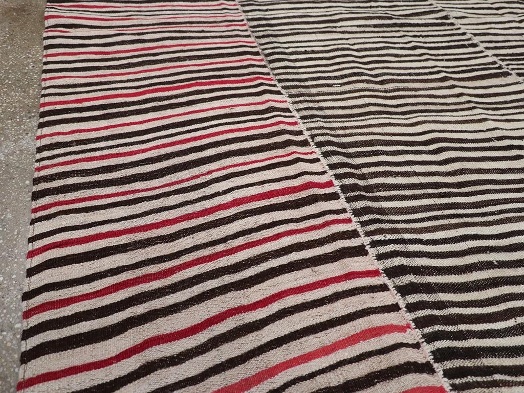 Mitte des 20. Jahrhunderts Persischer Flachgewebe-Kilim Teppich in Raumgröße (Kelim) im Angebot