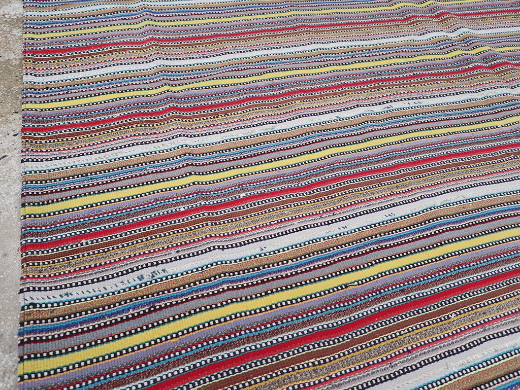 Alfombra persa de tejido plano kilim de mediados del siglo XX, tamaño habitación Kilim en venta