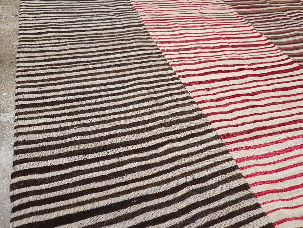 Mitte des 20. Jahrhunderts Persischer Flachgewebe-Kilim Teppich in Raumgröße (Kelim) im Angebot