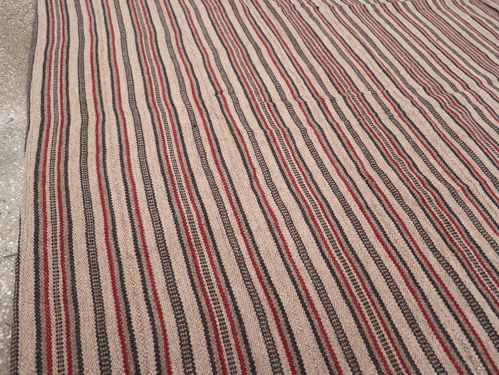 Perse Tapis Kilim persan à tissage plat du milieu du 20e siècle en vente