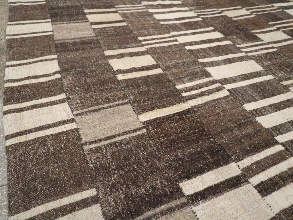 Mitte des 20. Jahrhunderts Persischer Flachgewebe-Kilim Teppich in Raumgröße (Kelim) im Angebot