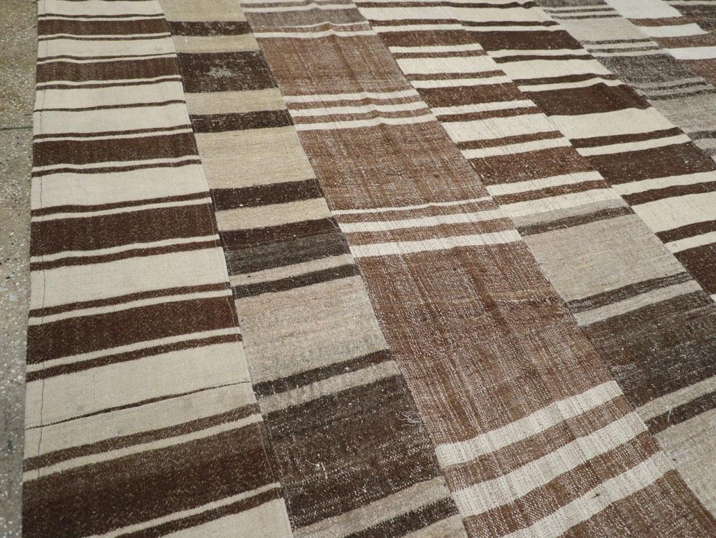 Persiano Tappeto persiano a trama piatta Kilim della metà del 20° secolo, dimensioni della stanza in vendita