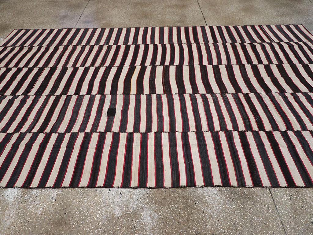 Mitte des 20. Jahrhunderts Persischer Flachgewebe-Kilim Teppich in Raumgröße (Handgewebt) im Angebot