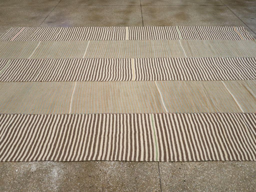 Mitte des 20. Jahrhunderts Persischer Flachgewebe-Kilim Teppich in Raumgröße (Handgewebt) im Angebot
