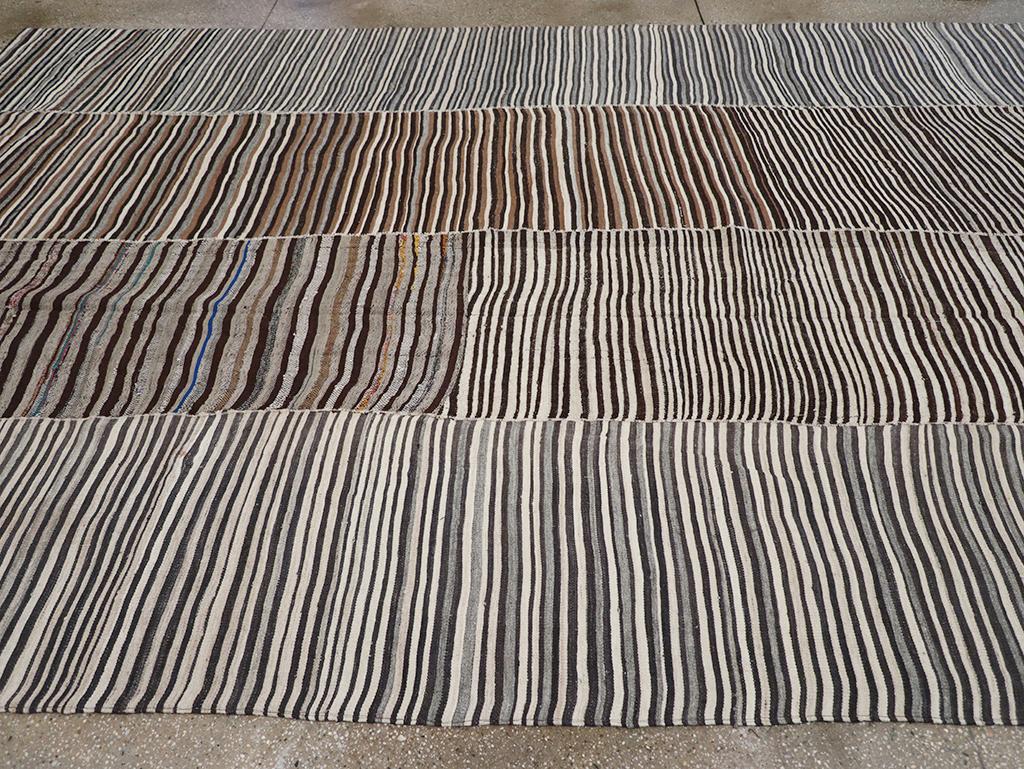 Mitte des 20. Jahrhunderts Persischer Flachgewebe-Kilim Teppich in Raumgröße (Handgewebt) im Angebot